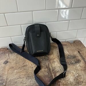 Dillon Crossbody Bag
TOP GRAIN LEATHER CROSSBODY BAG IN BLACK/PEWTER